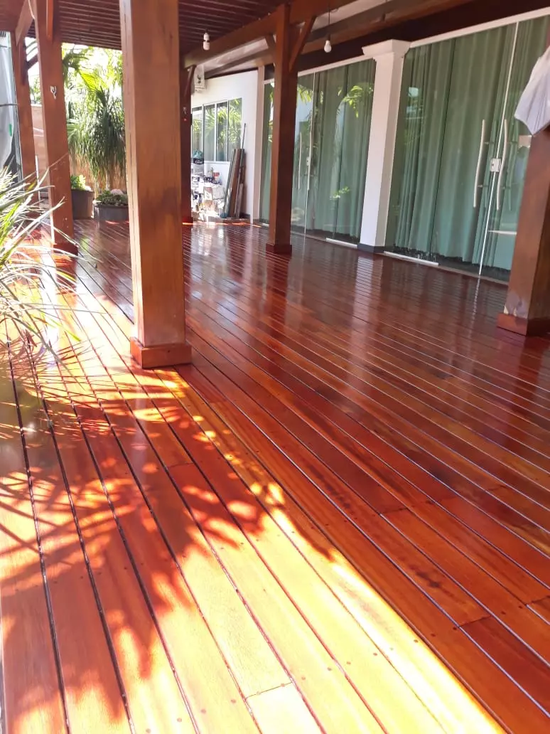 Manutenção de Deck de Madeira em Tacos de Ipê mesclado